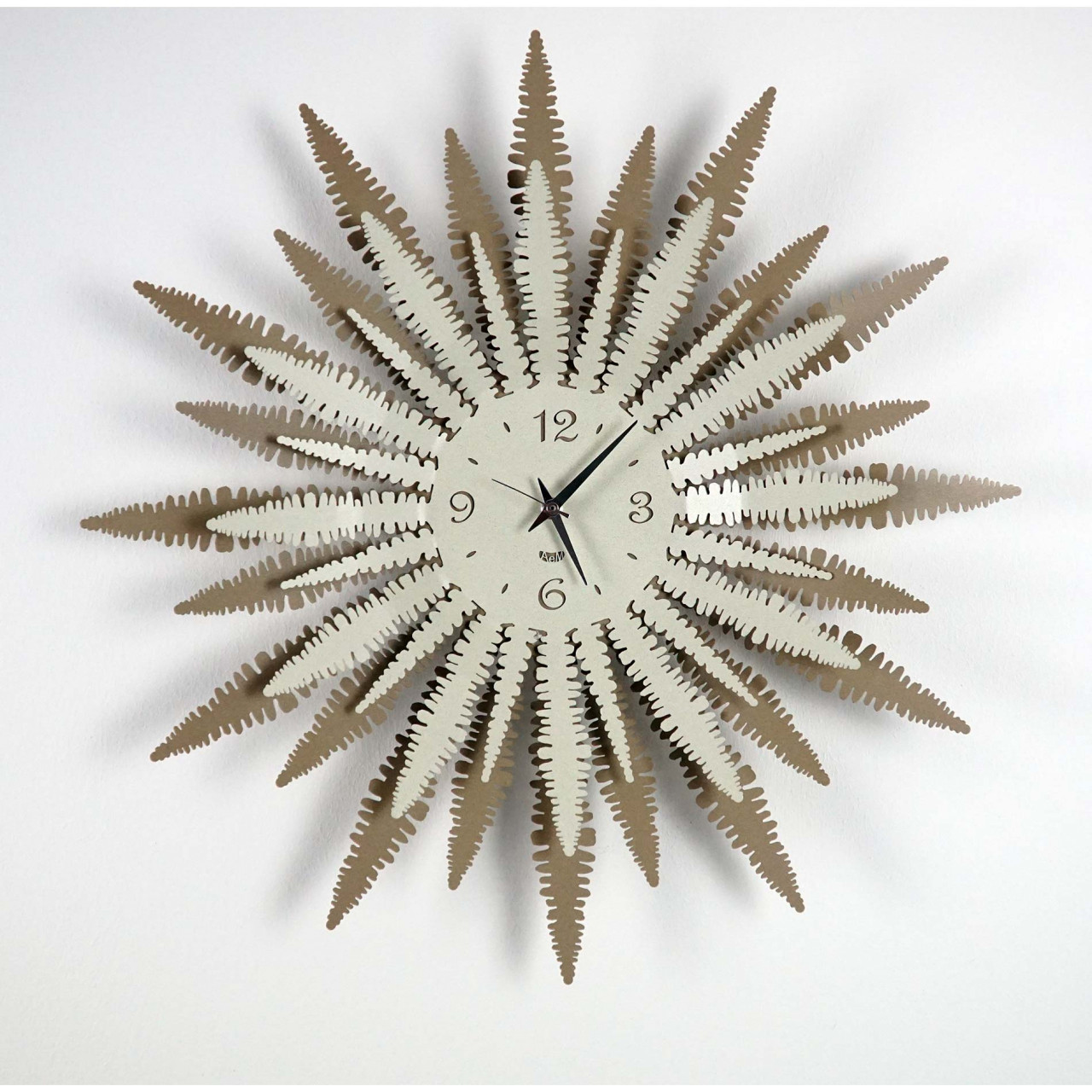 WohnKlusiv Wanduhr aus Metall in Beige - Grau